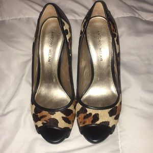 Like NEW Antonio Melani Size 8.5 Peep toe pumps